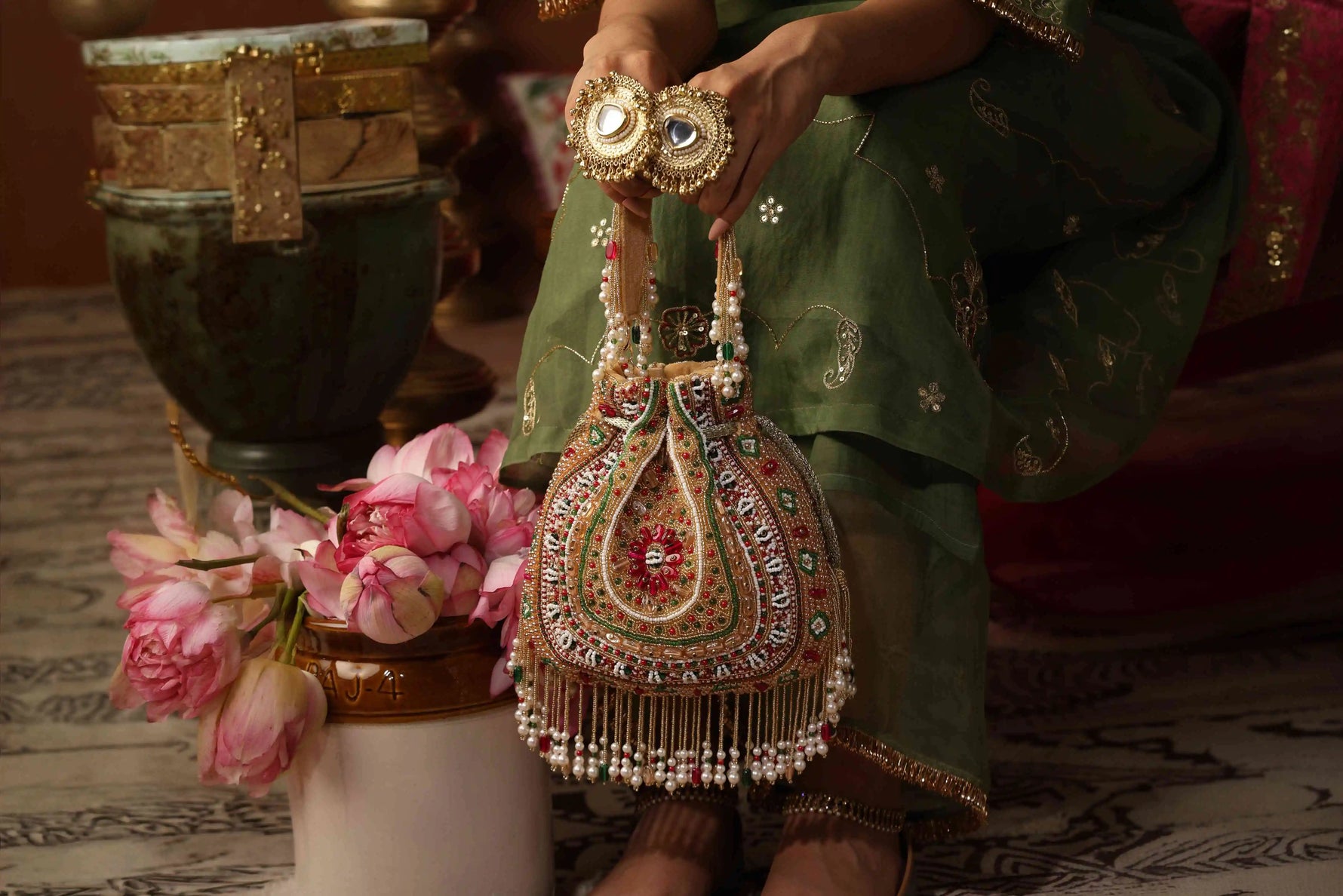 How to Choose the Perfect Handmade Clutches for Women for Any Occasion
