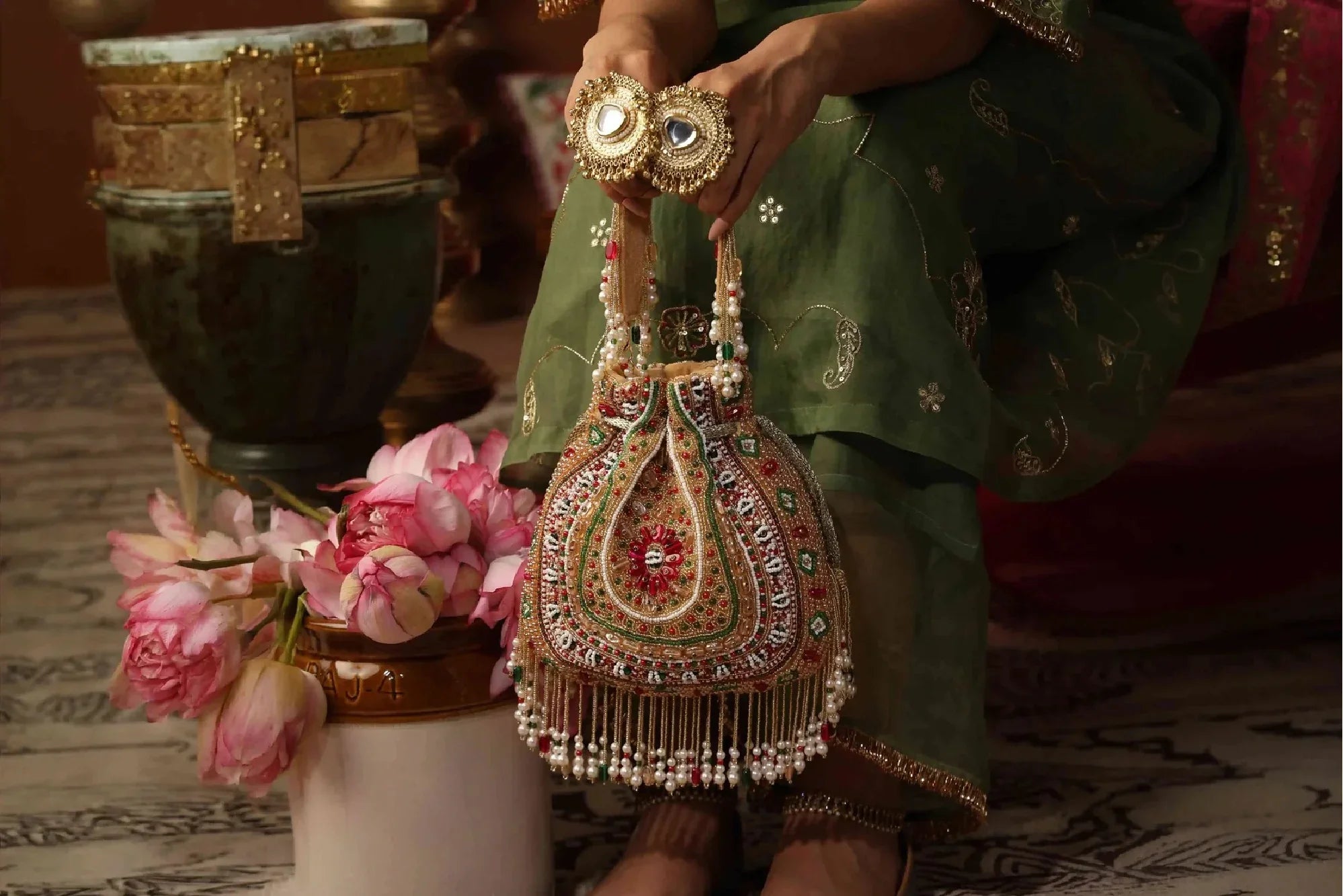 How to Choose the Perfect Handmade Clutches for Women for Any Occasion
