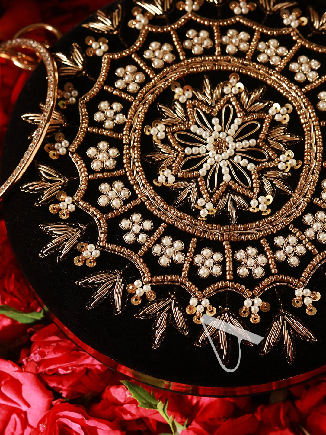 Kaaynaat Embroidered Clutch